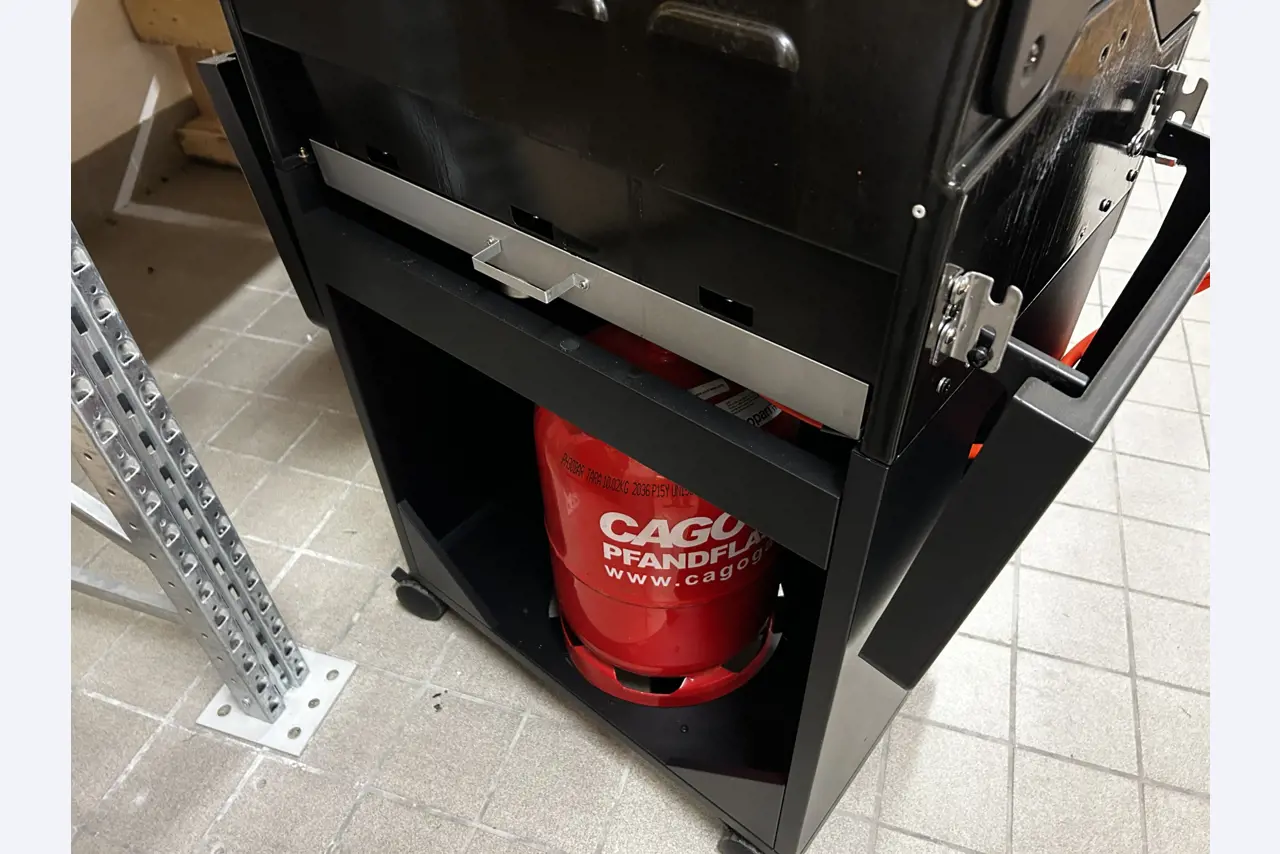 gepflegte, hochwertige Medientechnik sowie Büroausstattung-2