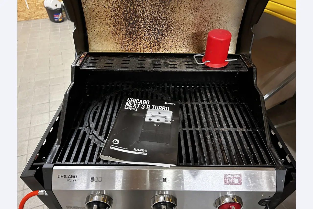 gepflegte, hochwertige Medientechnik sowie Büroausstattung-3