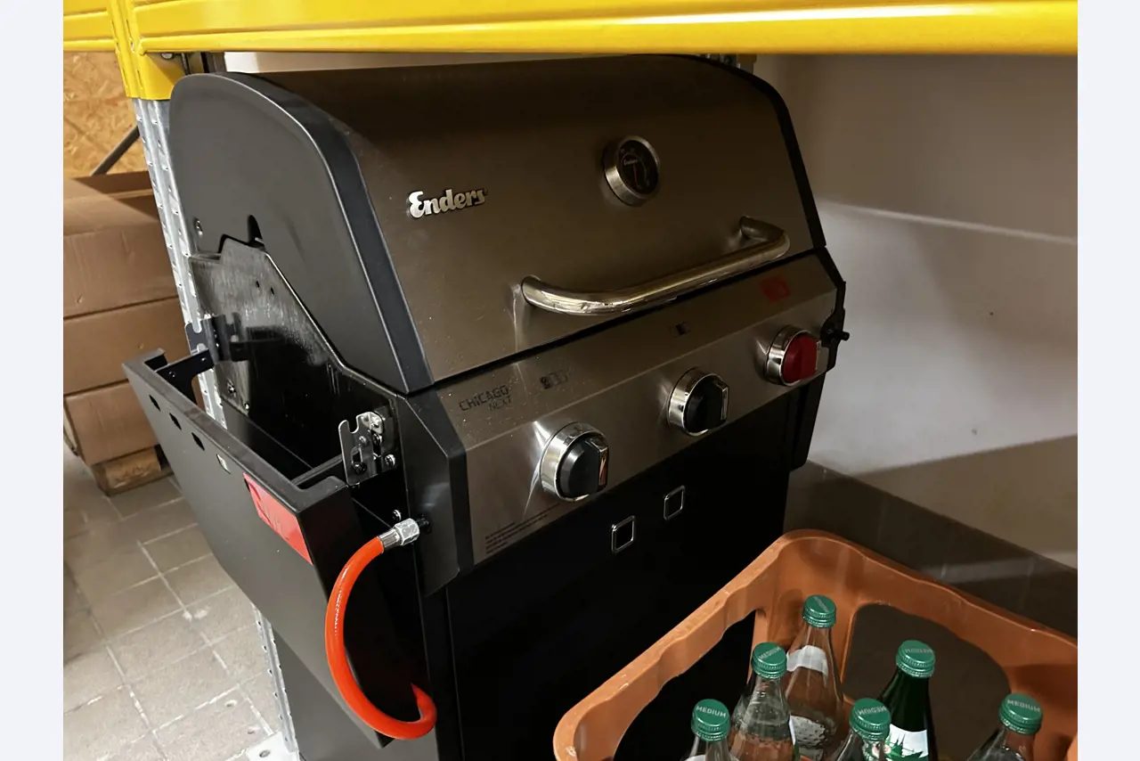 gepflegte, hochwertige Medientechnik sowie Büroausstattung-4