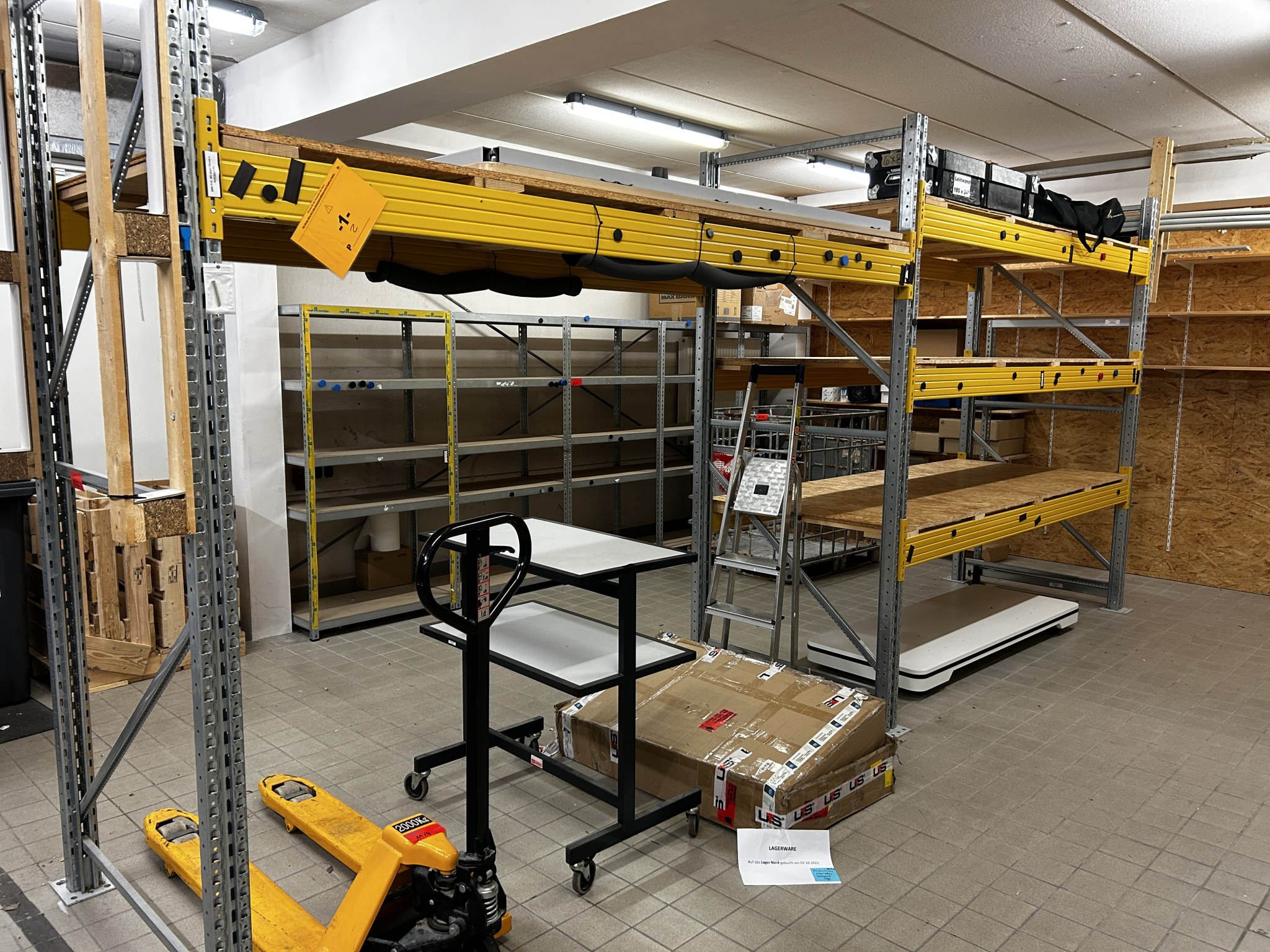 gepflegte, hochwertige Medientechnik sowie Büroausstattung-1