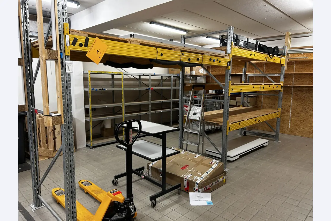 gepflegte, hochwertige Medientechnik sowie Büroausstattung-1