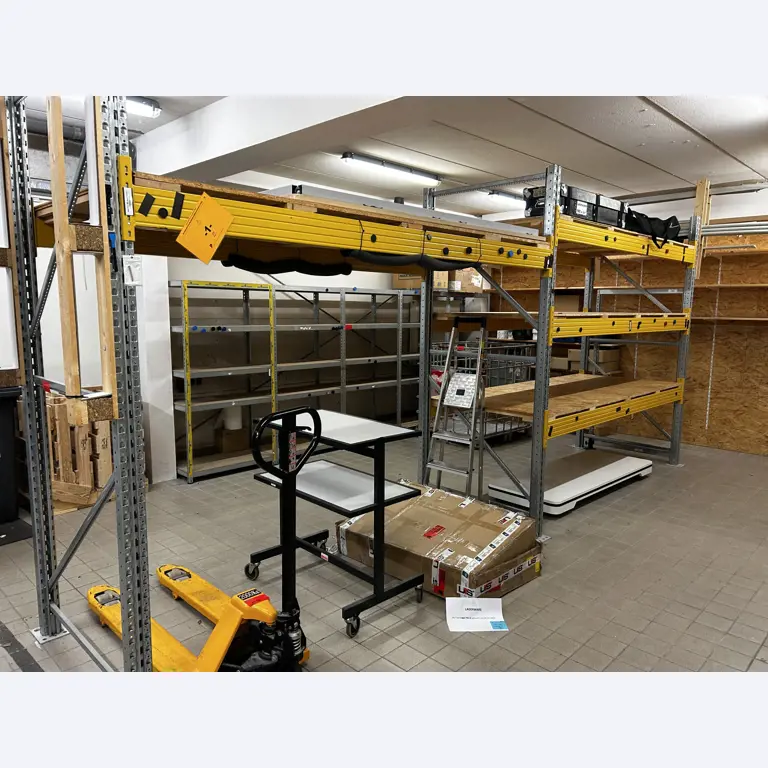 gepflegte, hochwertige Medientechnik sowie Büroausstattung-1