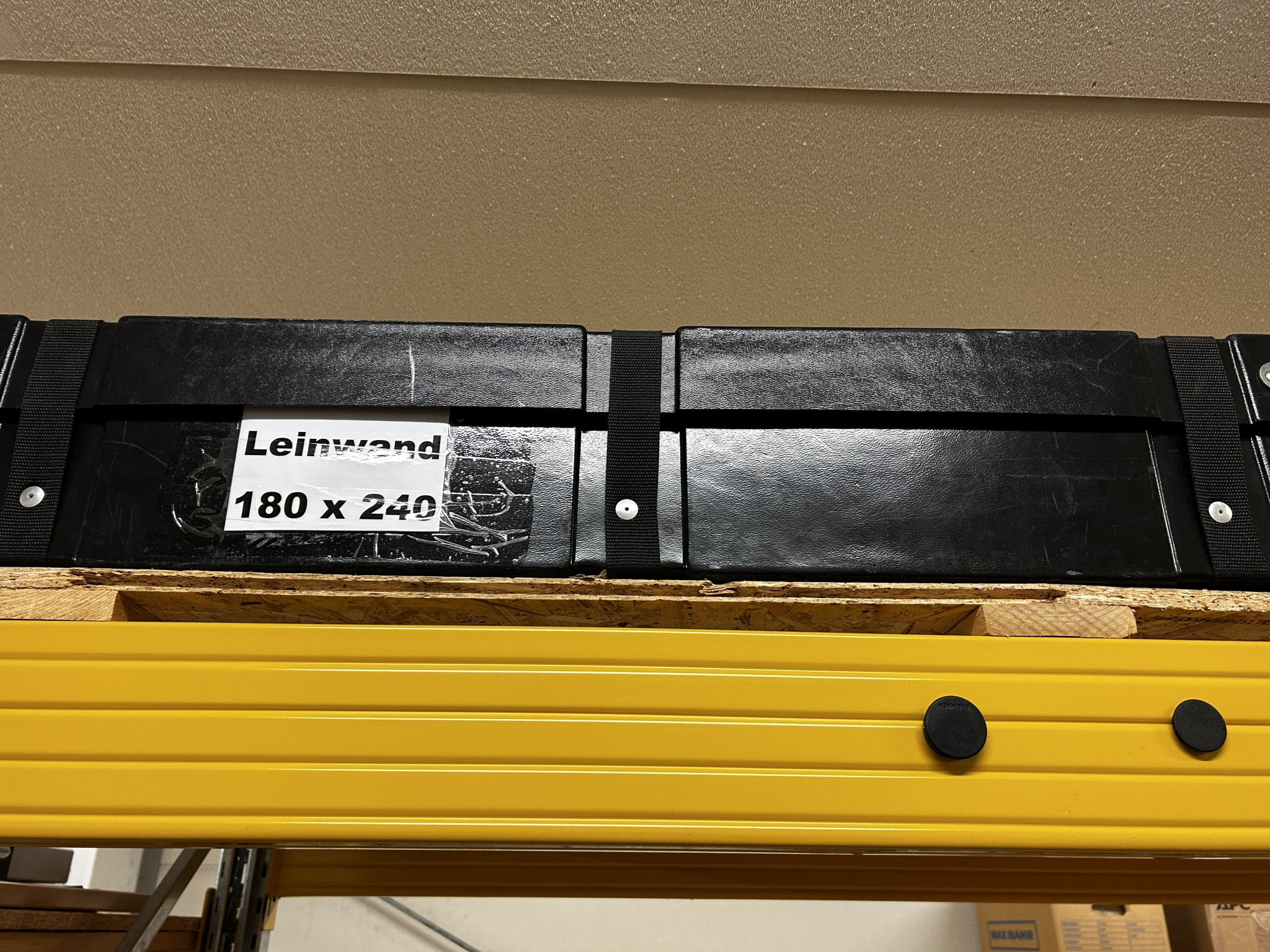 gepflegte, hochwertige Medientechnik sowie Büroausstattung-2