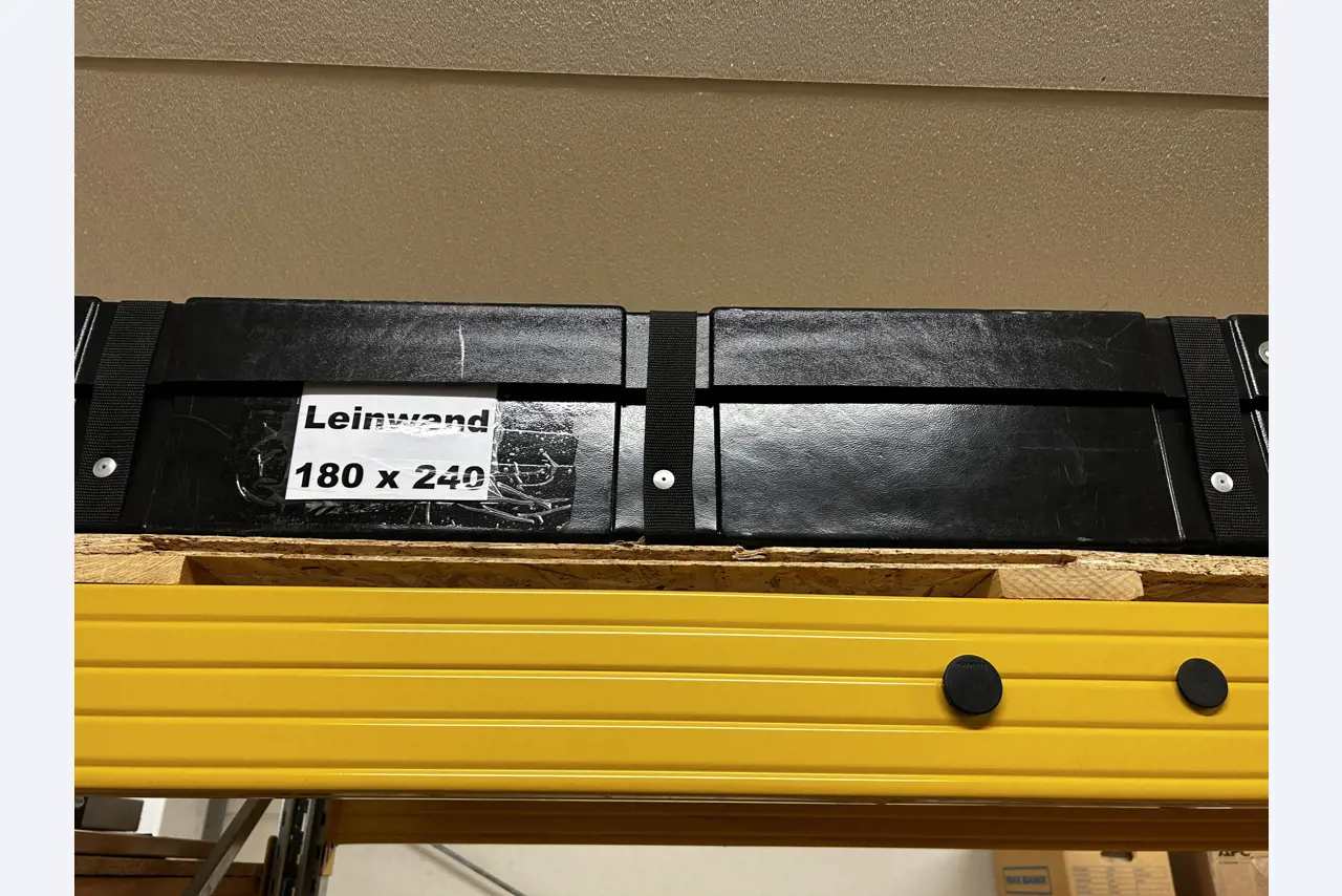 gepflegte, hochwertige Medientechnik sowie Büroausstattung-2