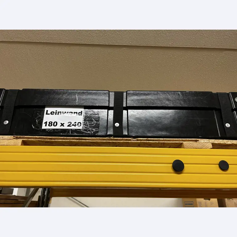 gepflegte, hochwertige Medientechnik sowie Büroausstattung-2