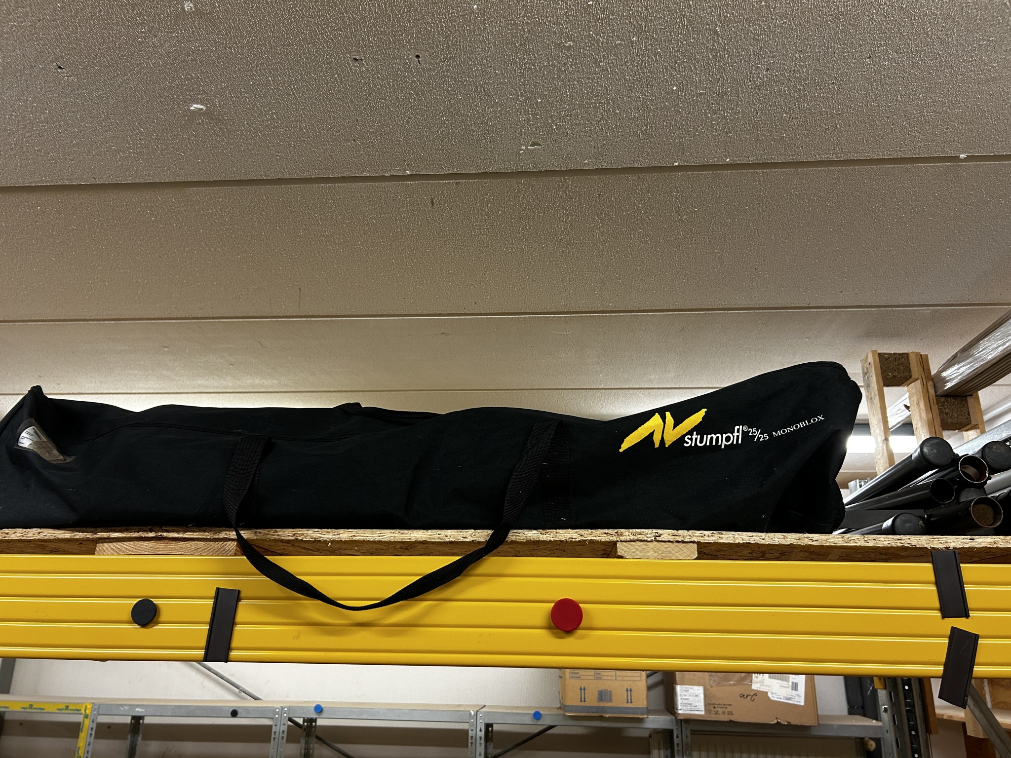 gepflegte, hochwertige Medientechnik sowie Büroausstattung-3