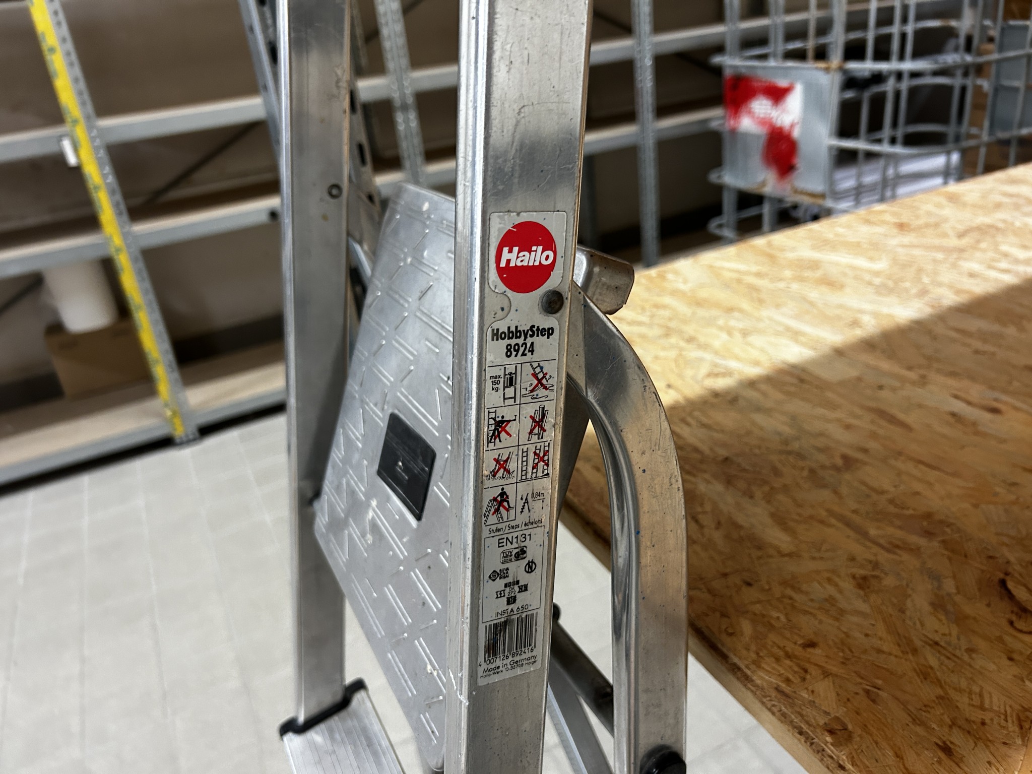 gepflegte, hochwertige Medientechnik sowie Büroausstattung-4