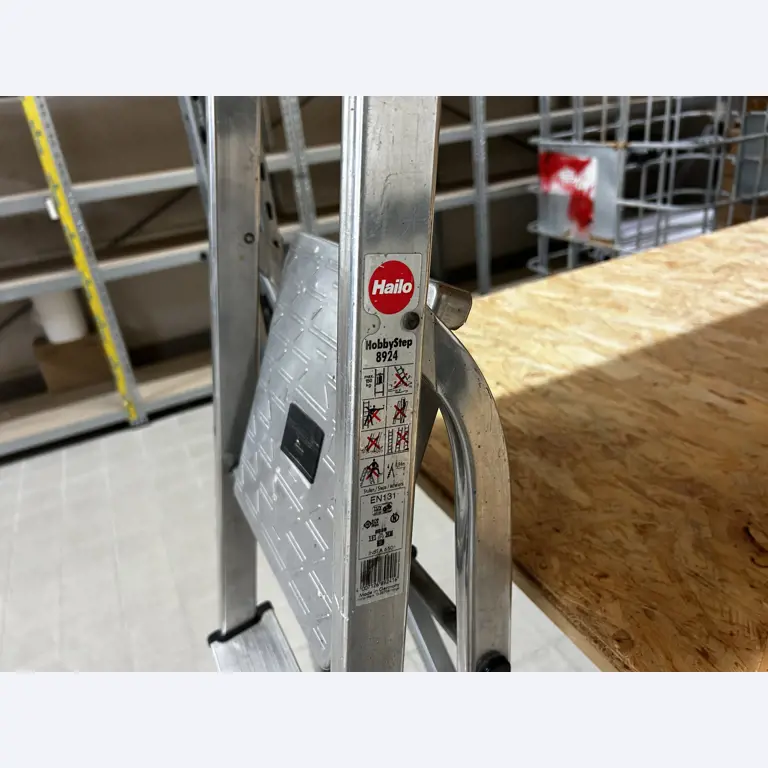 gepflegte, hochwertige Medientechnik sowie Büroausstattung-4