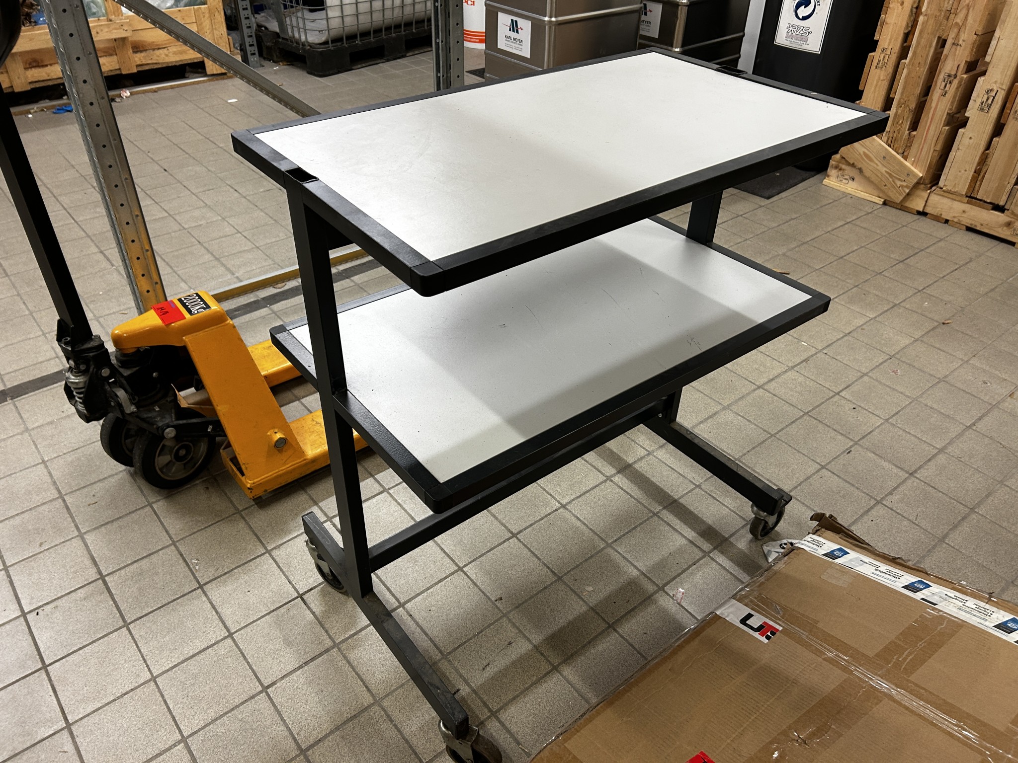 gepflegte, hochwertige Medientechnik sowie Büroausstattung-6