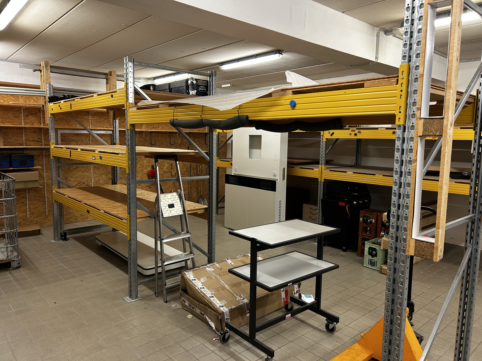 gepflegte, hochwertige Medientechnik sowie Büroausstattung-7