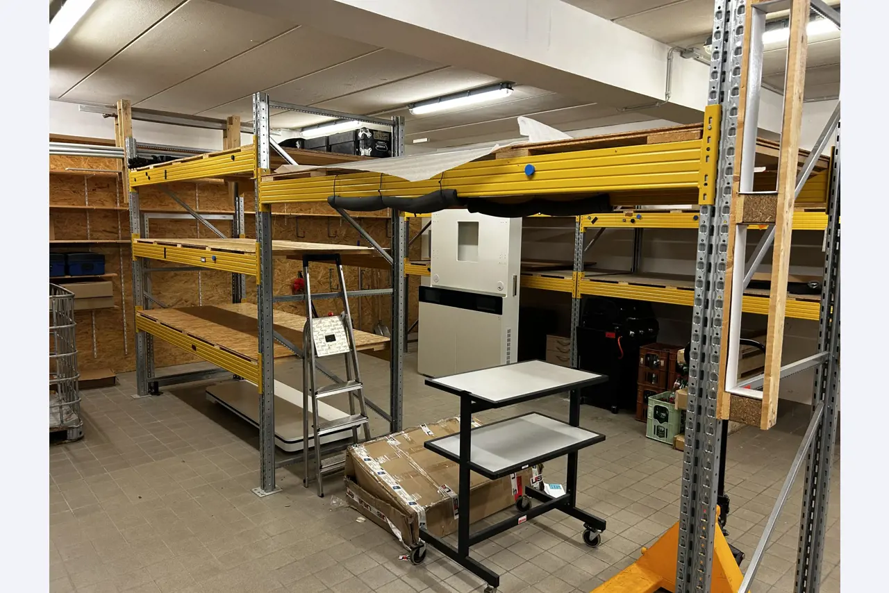 gepflegte, hochwertige Medientechnik sowie Büroausstattung-7