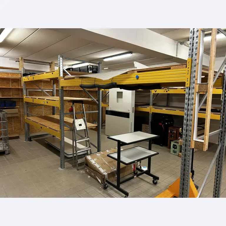 gepflegte, hochwertige Medientechnik sowie Büroausstattung-7