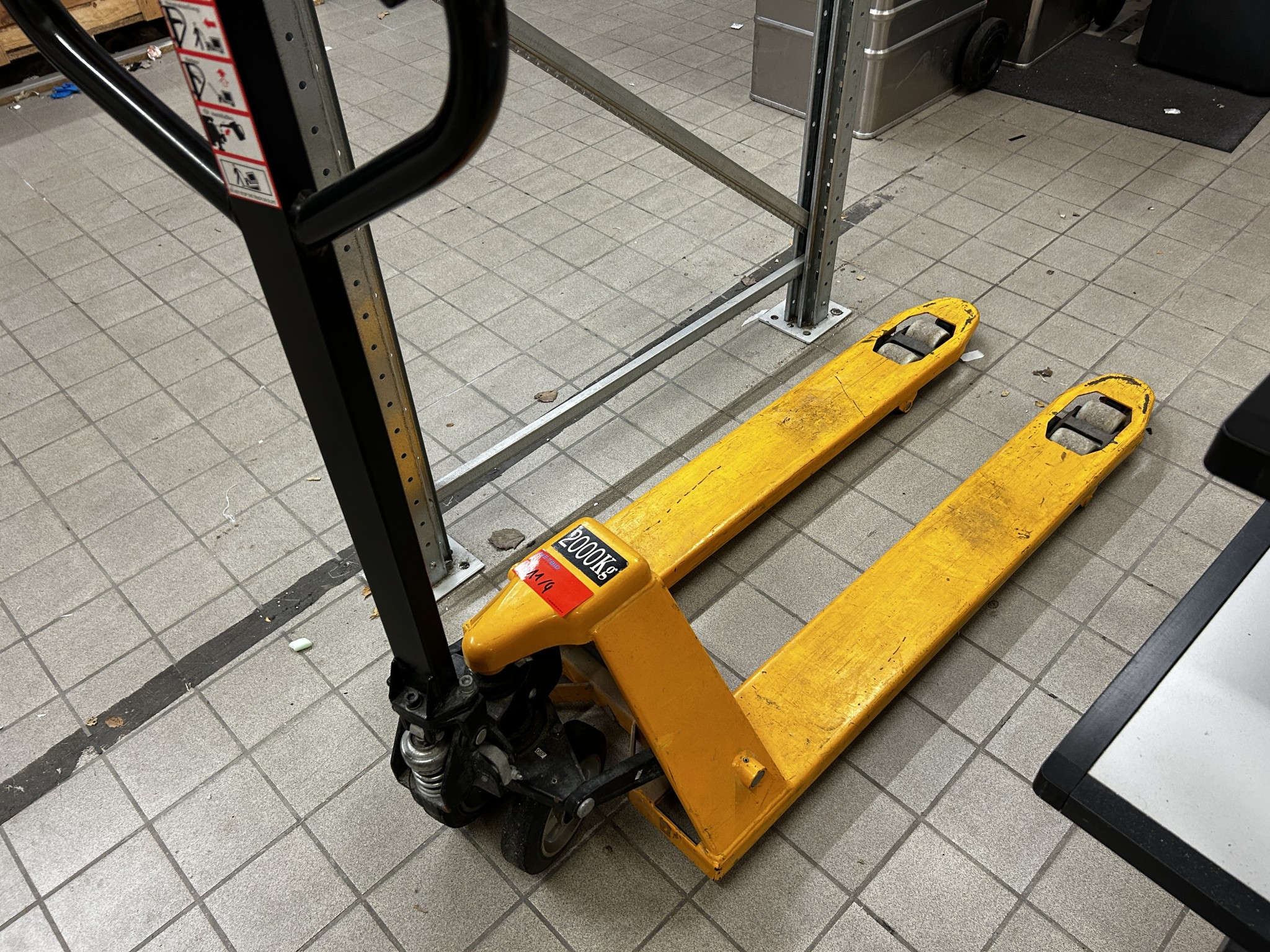 gepflegte, hochwertige Medientechnik sowie Büroausstattung-1