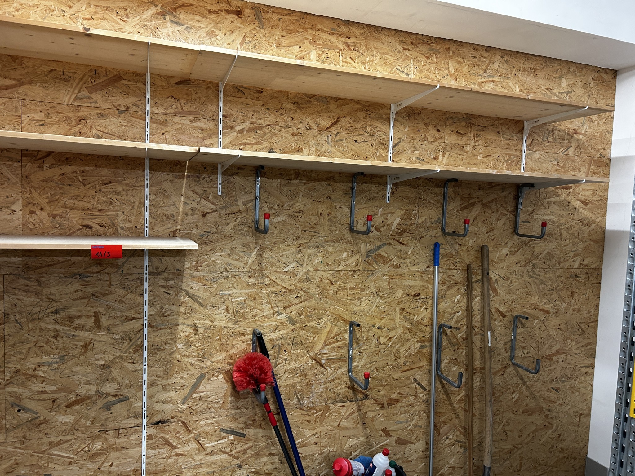 gepflegte, hochwertige Medientechnik sowie Büroausstattung-1