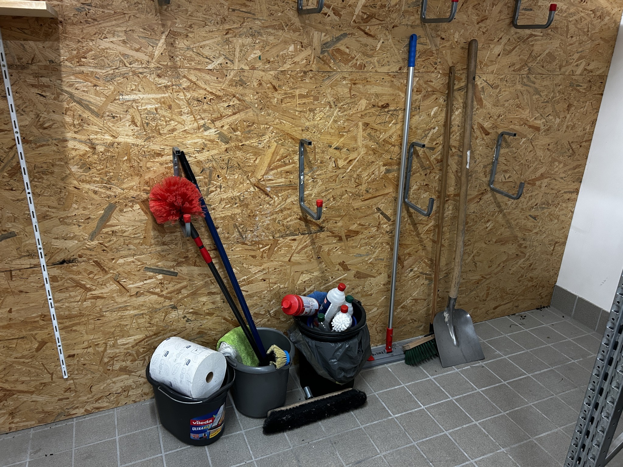 gepflegte, hochwertige Medientechnik sowie Büroausstattung-2