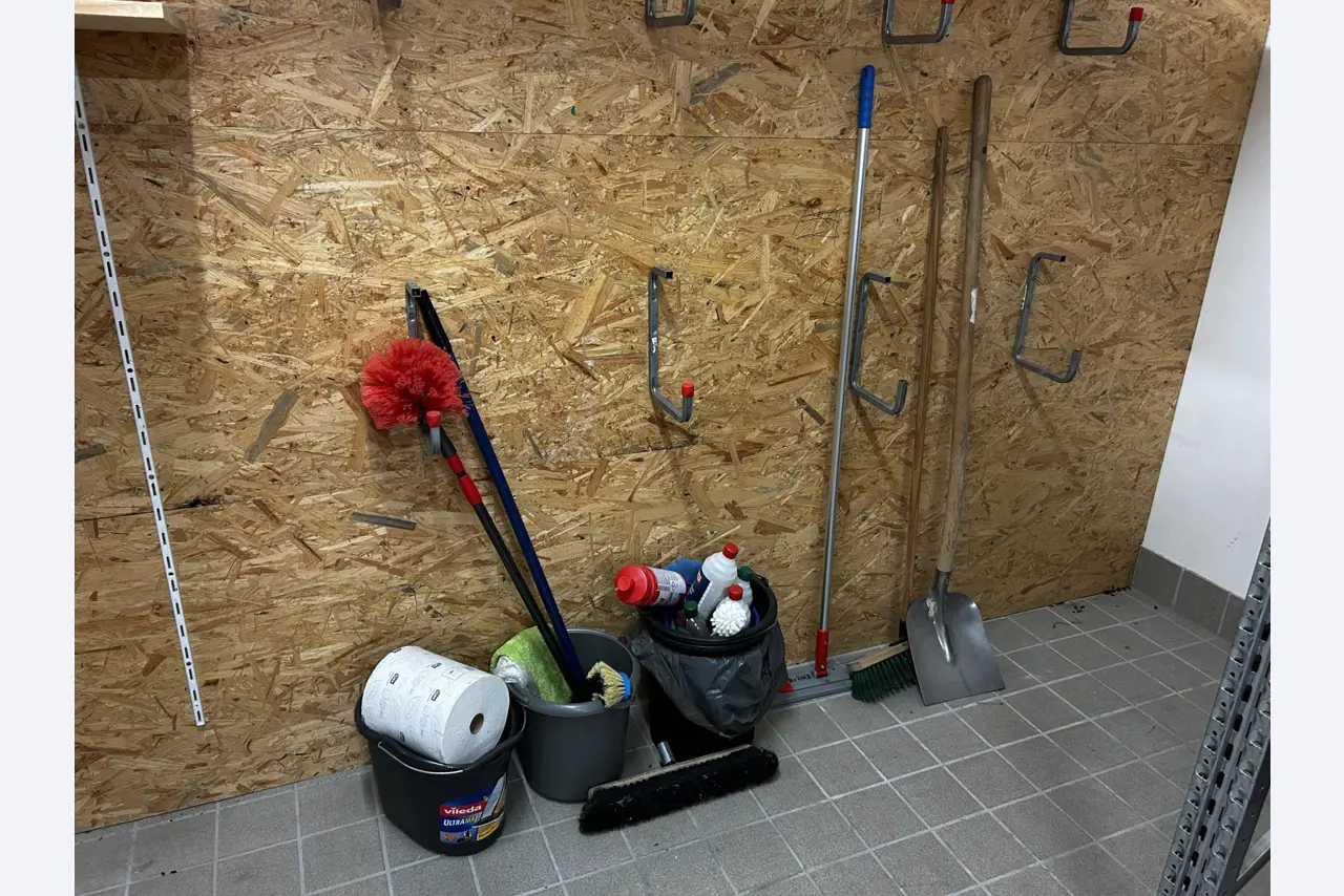 gepflegte, hochwertige Medientechnik sowie Büroausstattung-2