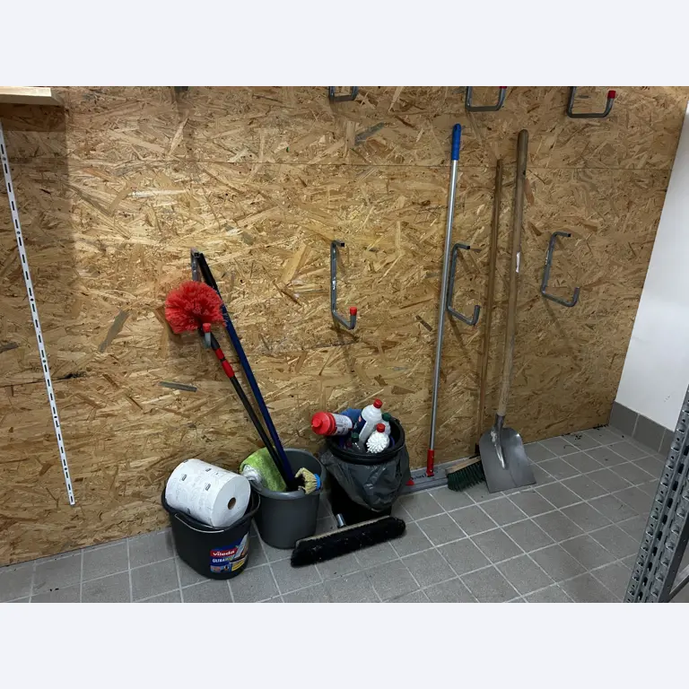 gepflegte, hochwertige Medientechnik sowie Büroausstattung-2