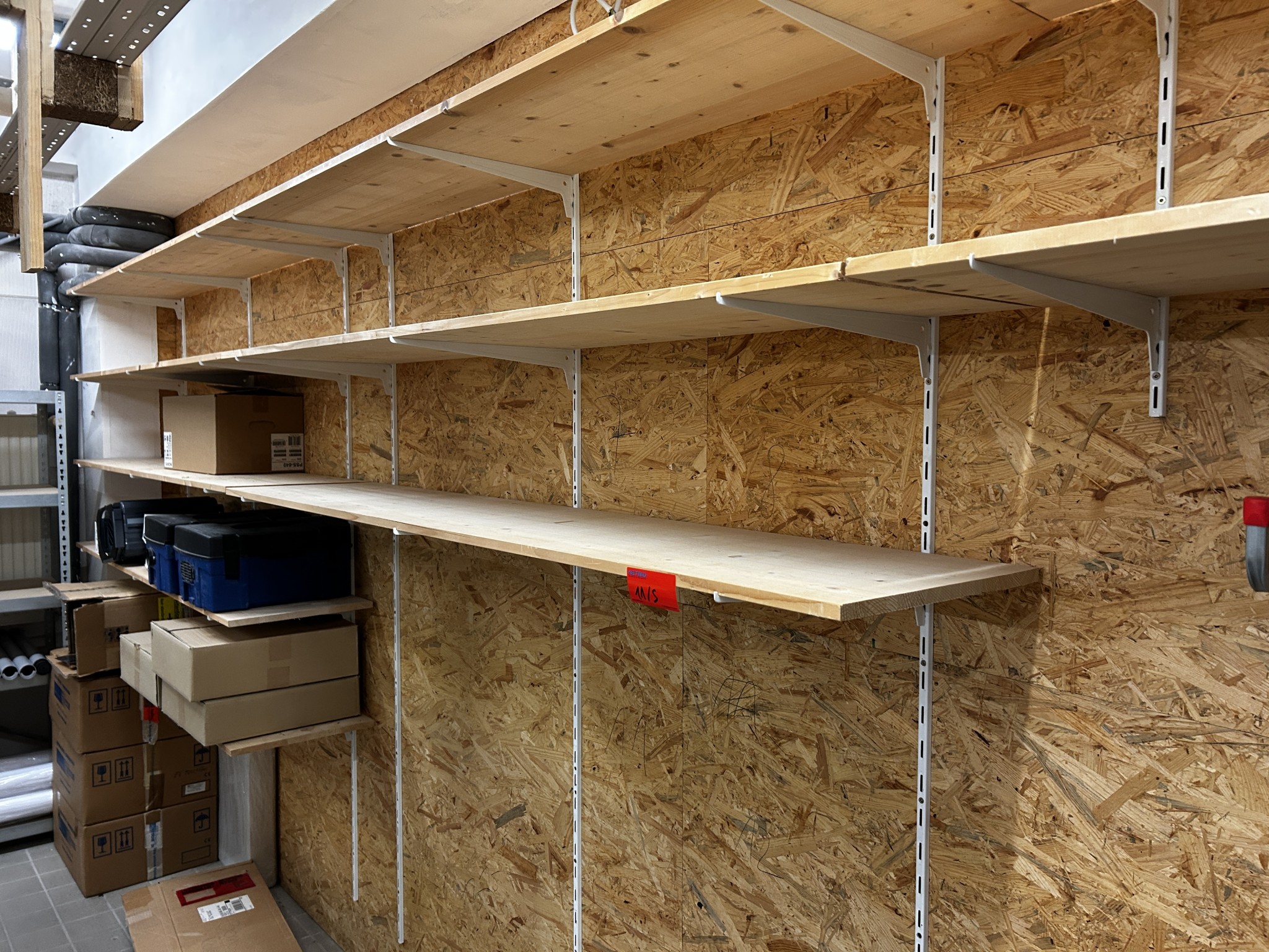 gepflegte, hochwertige Medientechnik sowie Büroausstattung-3