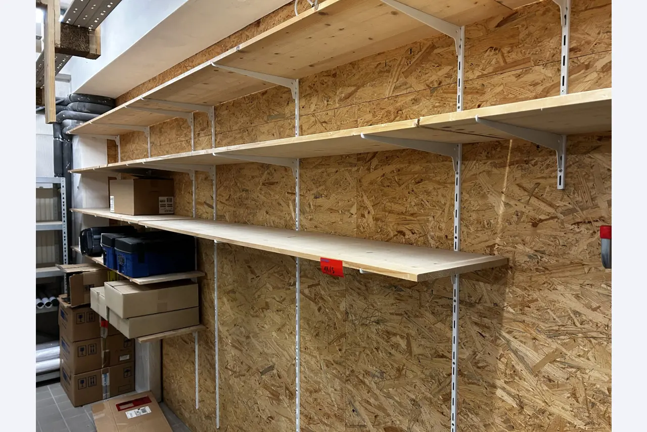 gepflegte, hochwertige Medientechnik sowie Büroausstattung-3