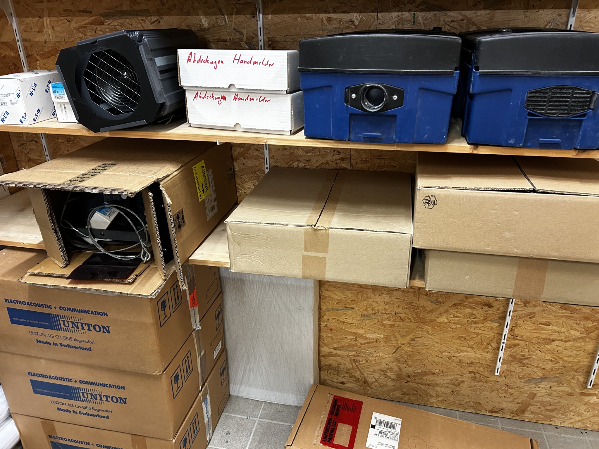 gepflegte, hochwertige Medientechnik sowie Büroausstattung-4