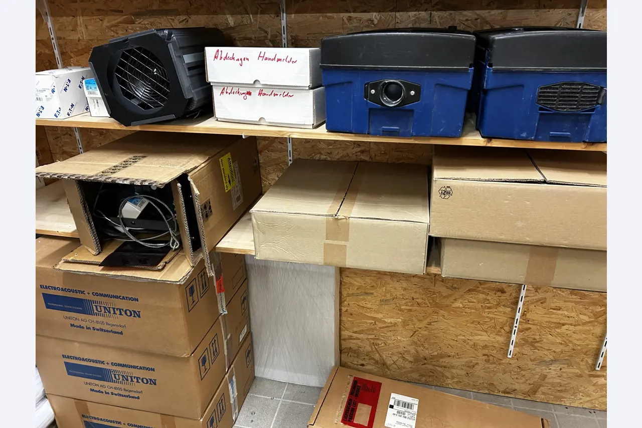 gepflegte, hochwertige Medientechnik sowie Büroausstattung-4