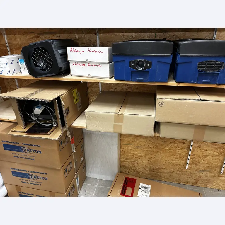 gepflegte, hochwertige Medientechnik sowie Büroausstattung-4