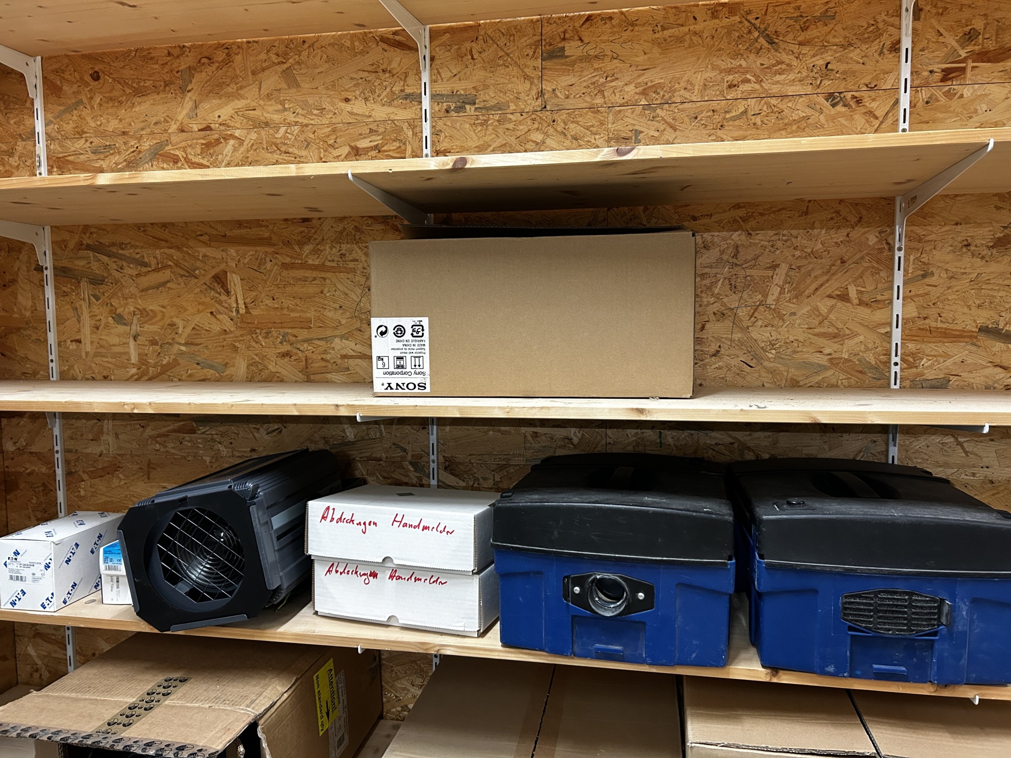 gepflegte, hochwertige Medientechnik sowie Büroausstattung-5