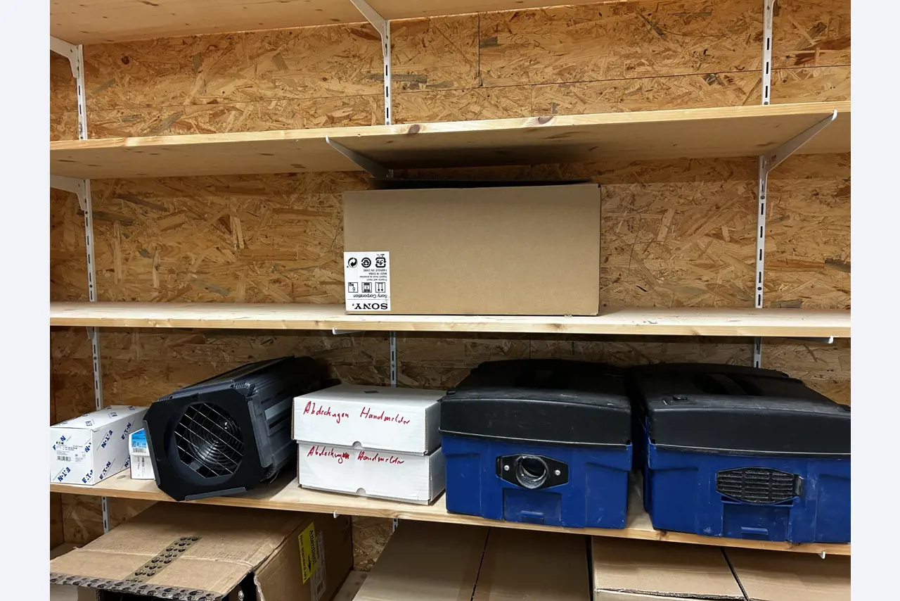 gepflegte, hochwertige Medientechnik sowie Büroausstattung-5