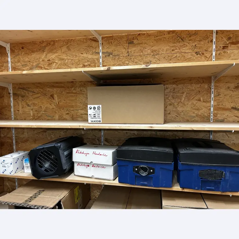 gepflegte, hochwertige Medientechnik sowie Büroausstattung-5