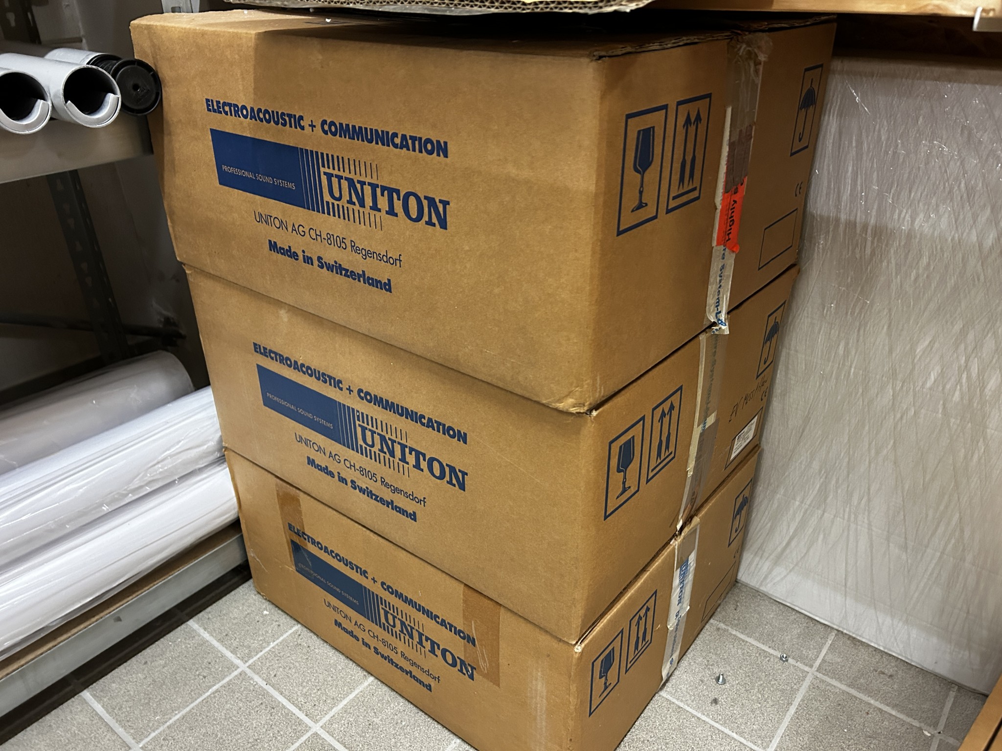 gepflegte, hochwertige Medientechnik sowie Büroausstattung-6