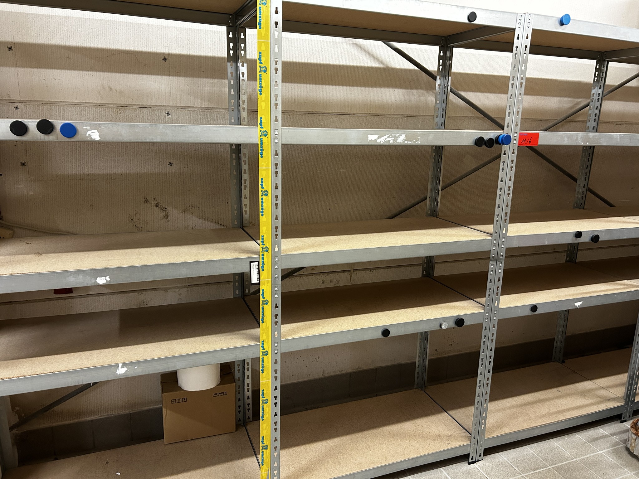 gepflegte, hochwertige Medientechnik sowie Büroausstattung-1