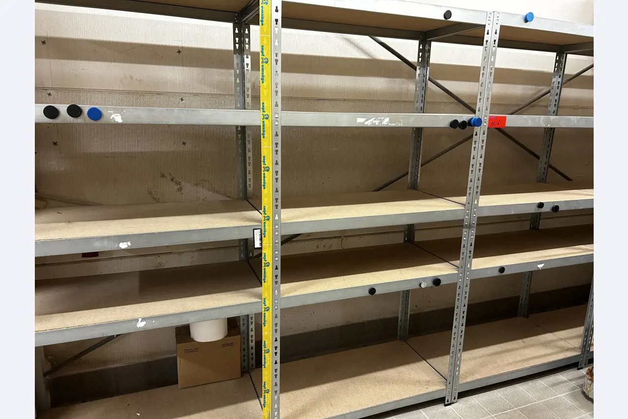 gepflegte, hochwertige Medientechnik sowie Büroausstattung-1