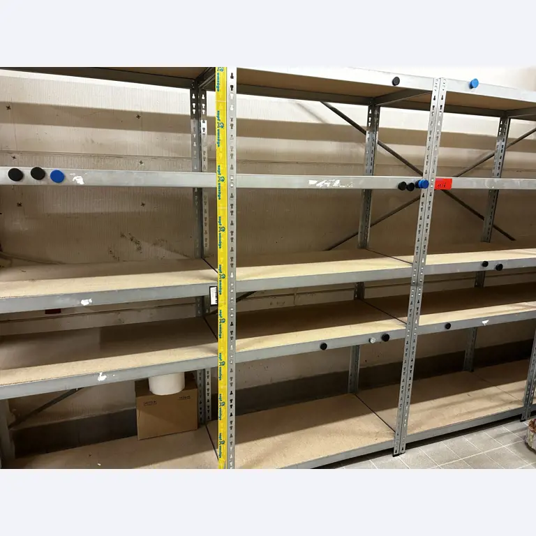 gepflegte, hochwertige Medientechnik sowie Büroausstattung-1