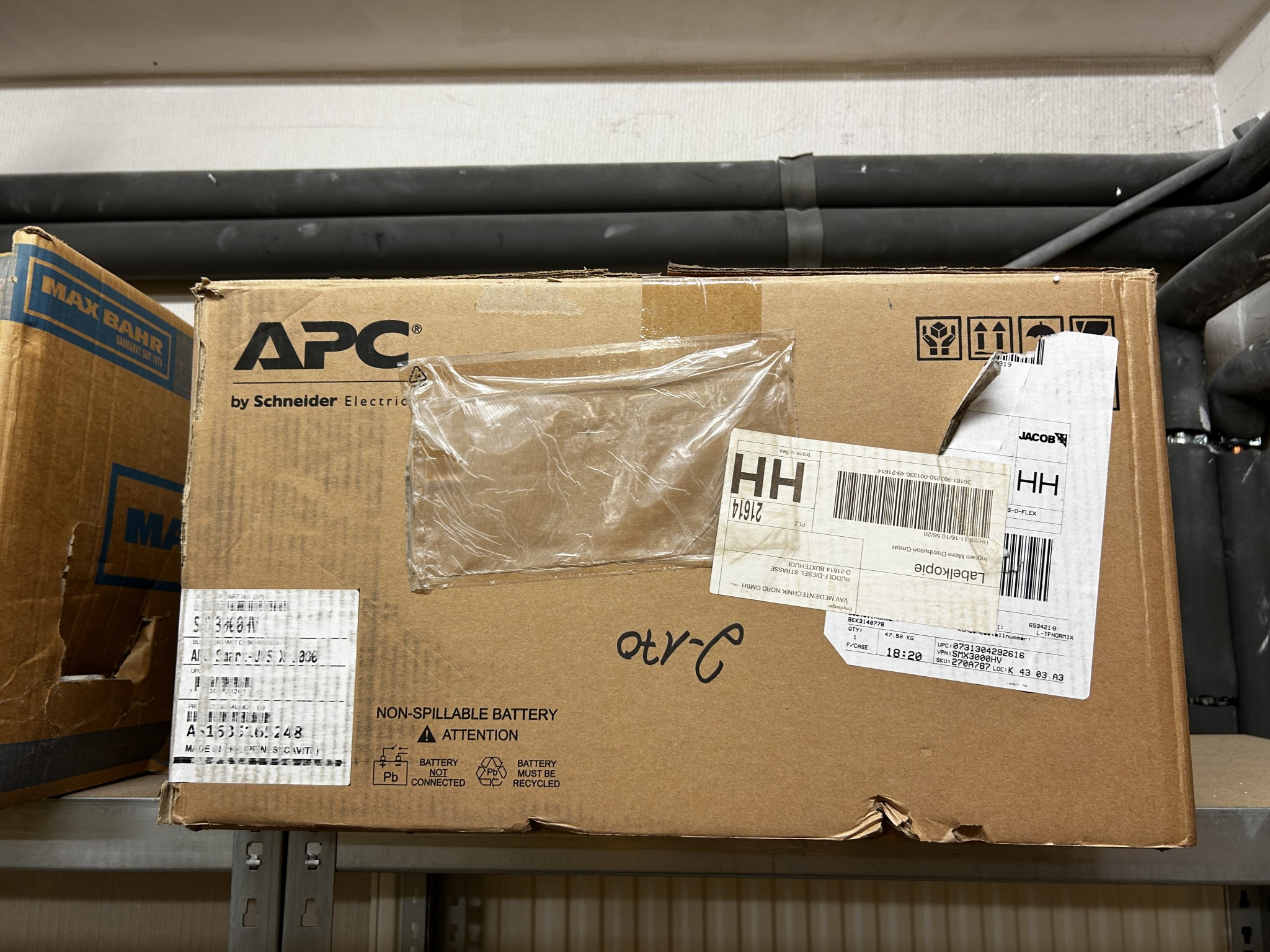 gepflegte, hochwertige Medientechnik sowie Büroausstattung-2