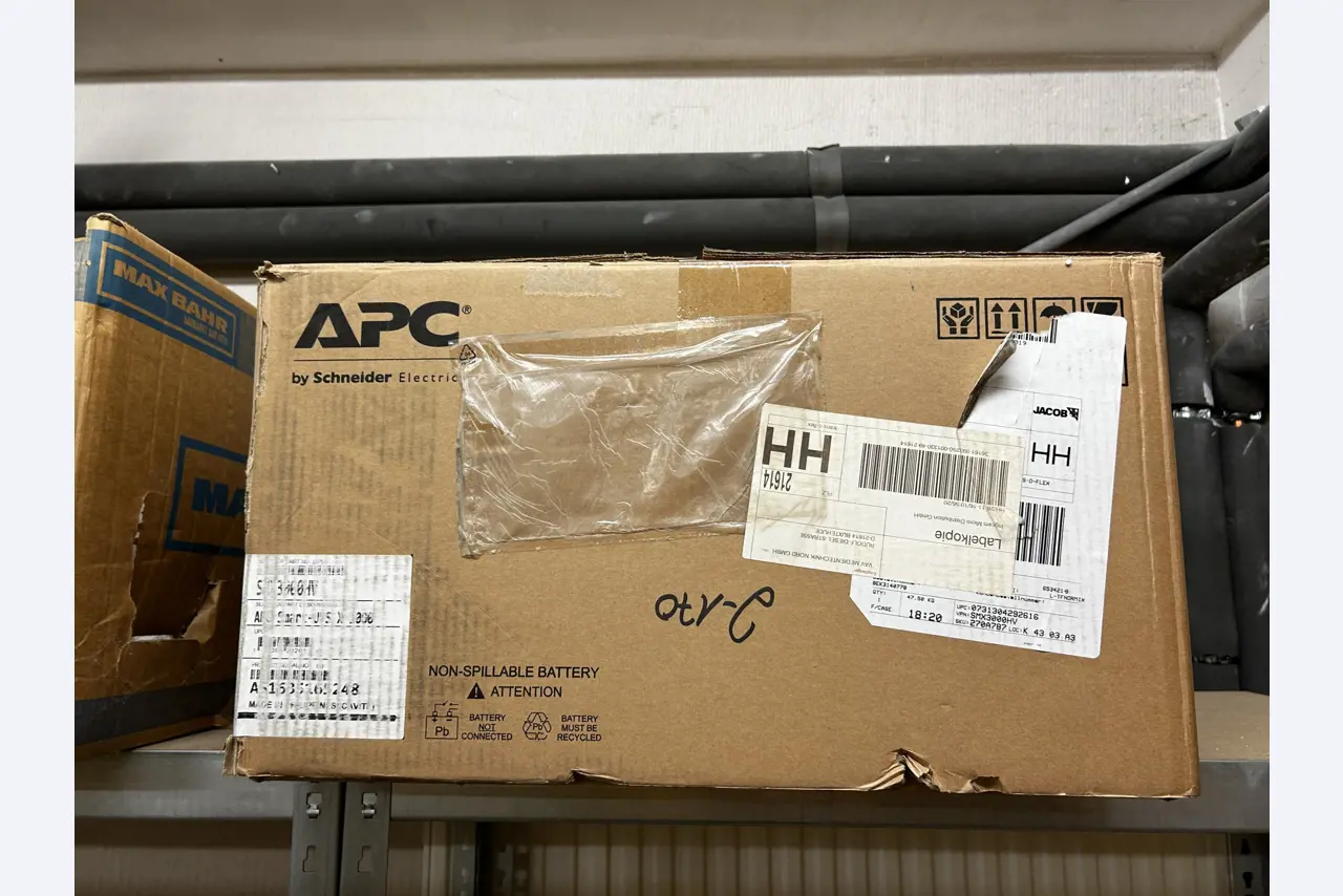 gepflegte, hochwertige Medientechnik sowie Büroausstattung-2