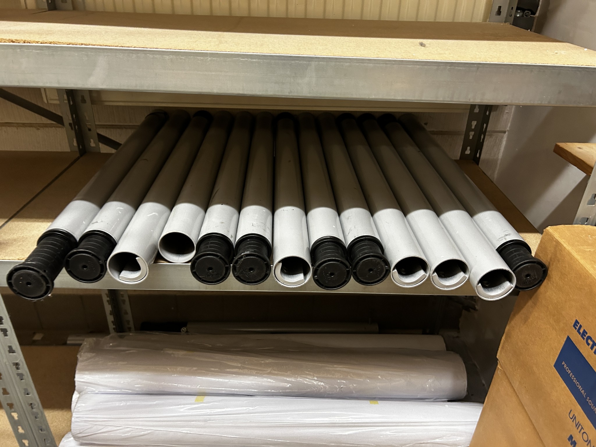 gepflegte, hochwertige Medientechnik sowie Büroausstattung-3