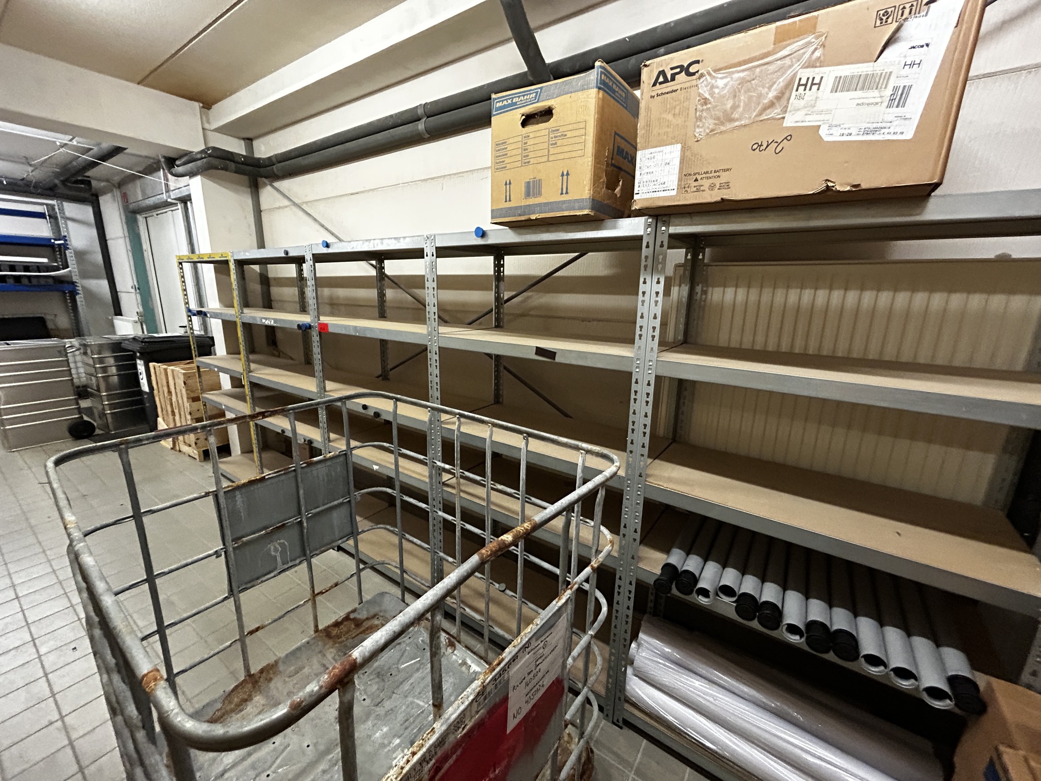 gepflegte, hochwertige Medientechnik sowie Büroausstattung-4