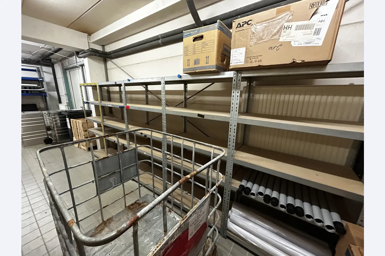 gepflegte, hochwertige Medientechnik sowie Büroausstattung-4