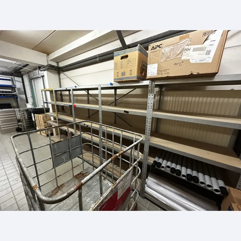 gepflegte, hochwertige Medientechnik sowie Büroausstattung-4