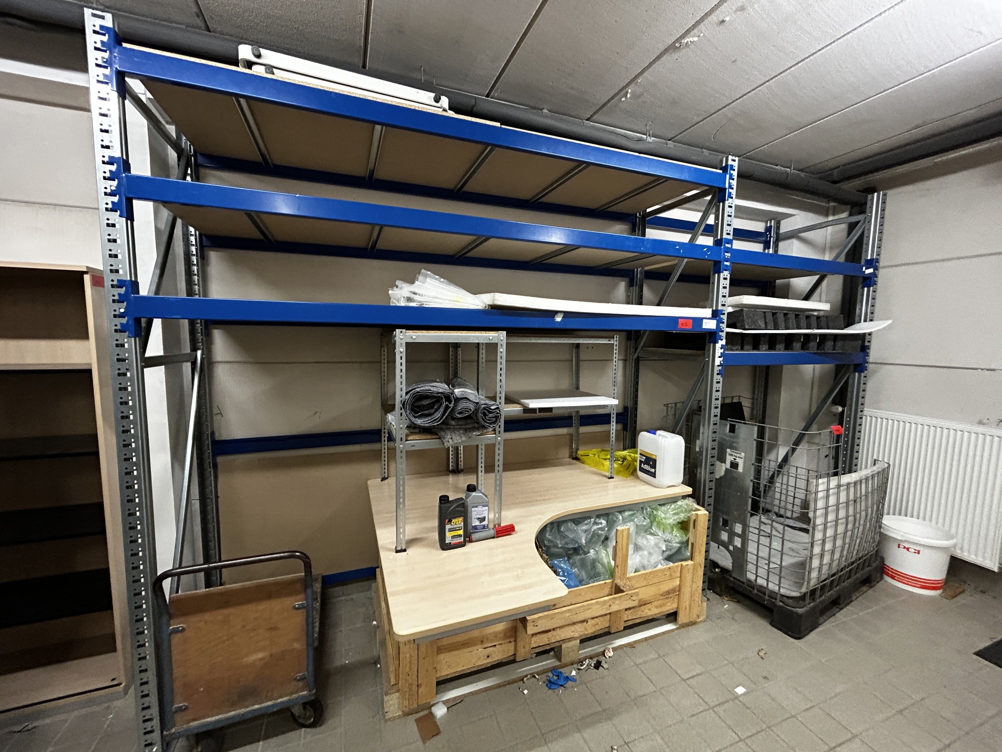 gepflegte, hochwertige Medientechnik sowie Büroausstattung-1