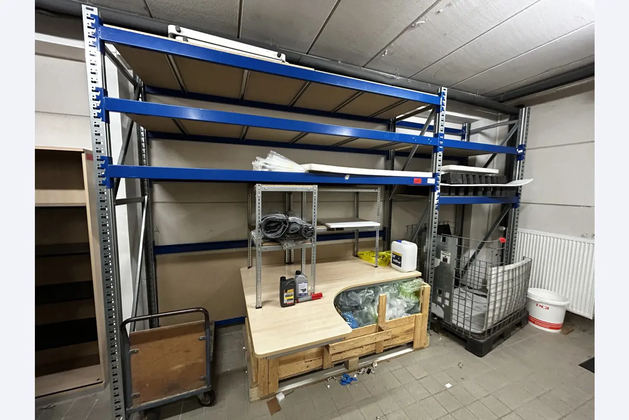 gepflegte, hochwertige Medientechnik sowie Büroausstattung-1