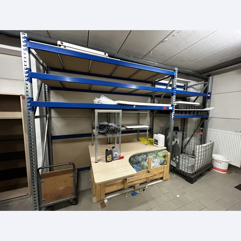 gepflegte, hochwertige Medientechnik sowie Büroausstattung-1