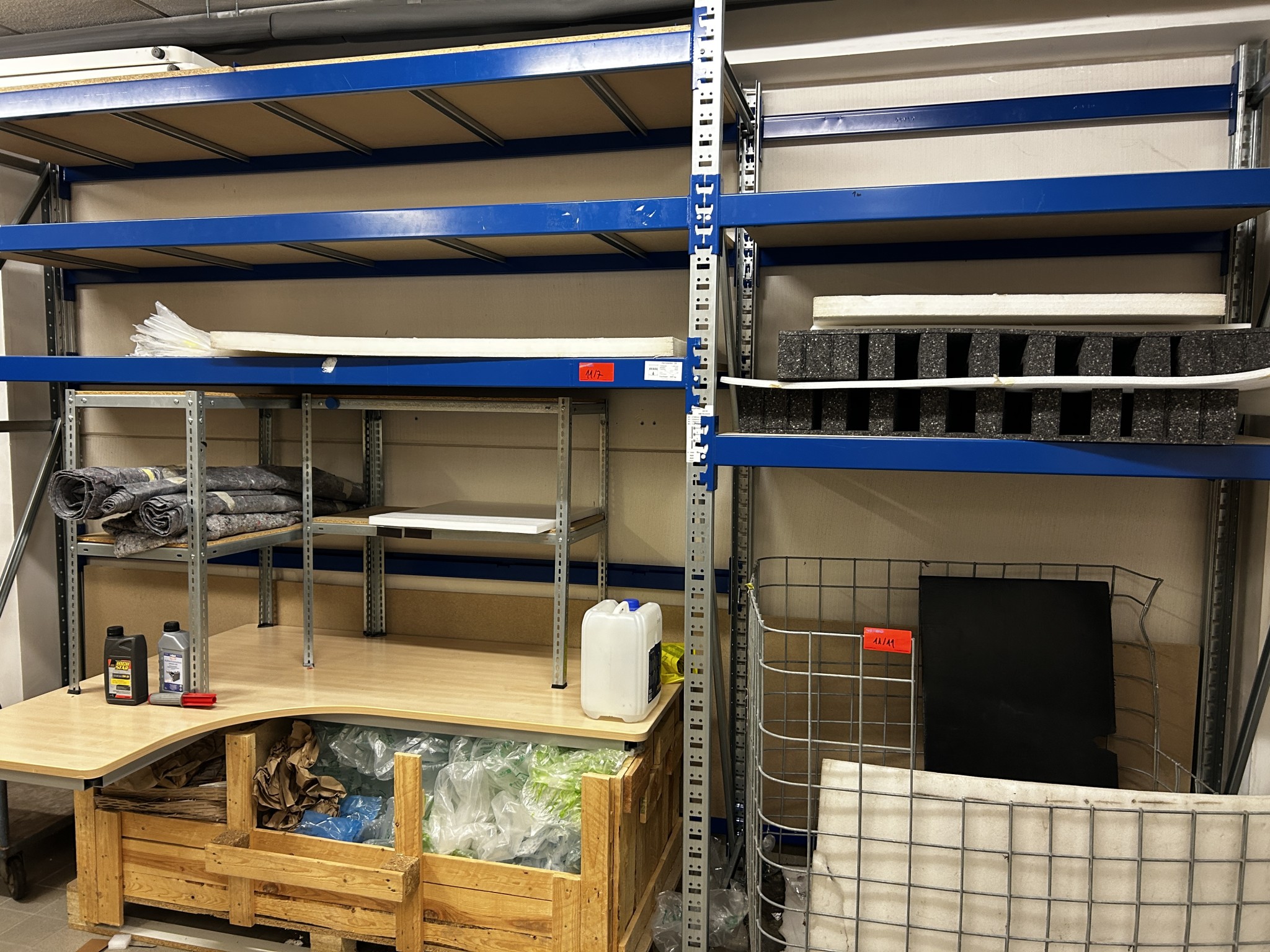 gepflegte, hochwertige Medientechnik sowie Büroausstattung-2