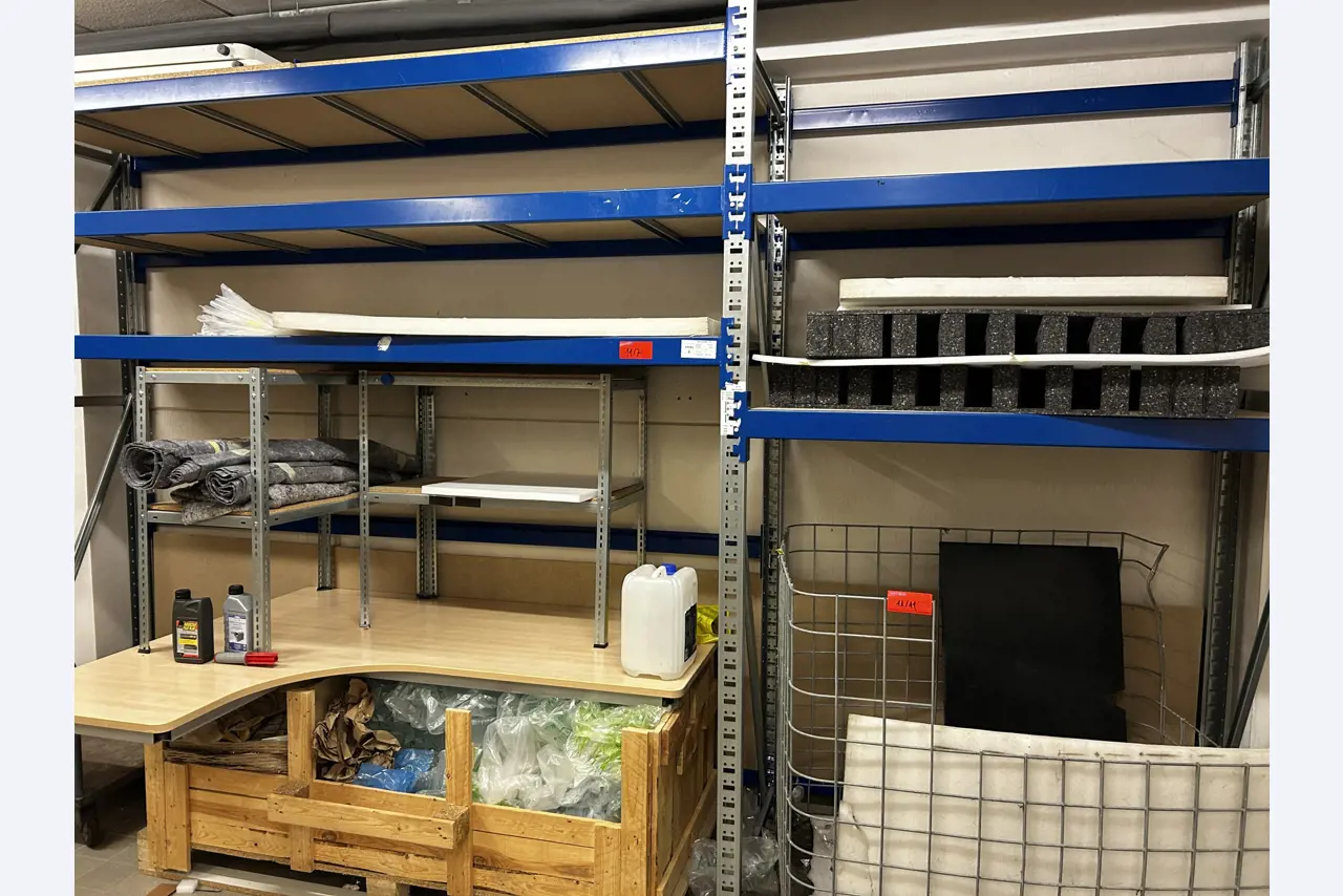 gepflegte, hochwertige Medientechnik sowie Büroausstattung-2