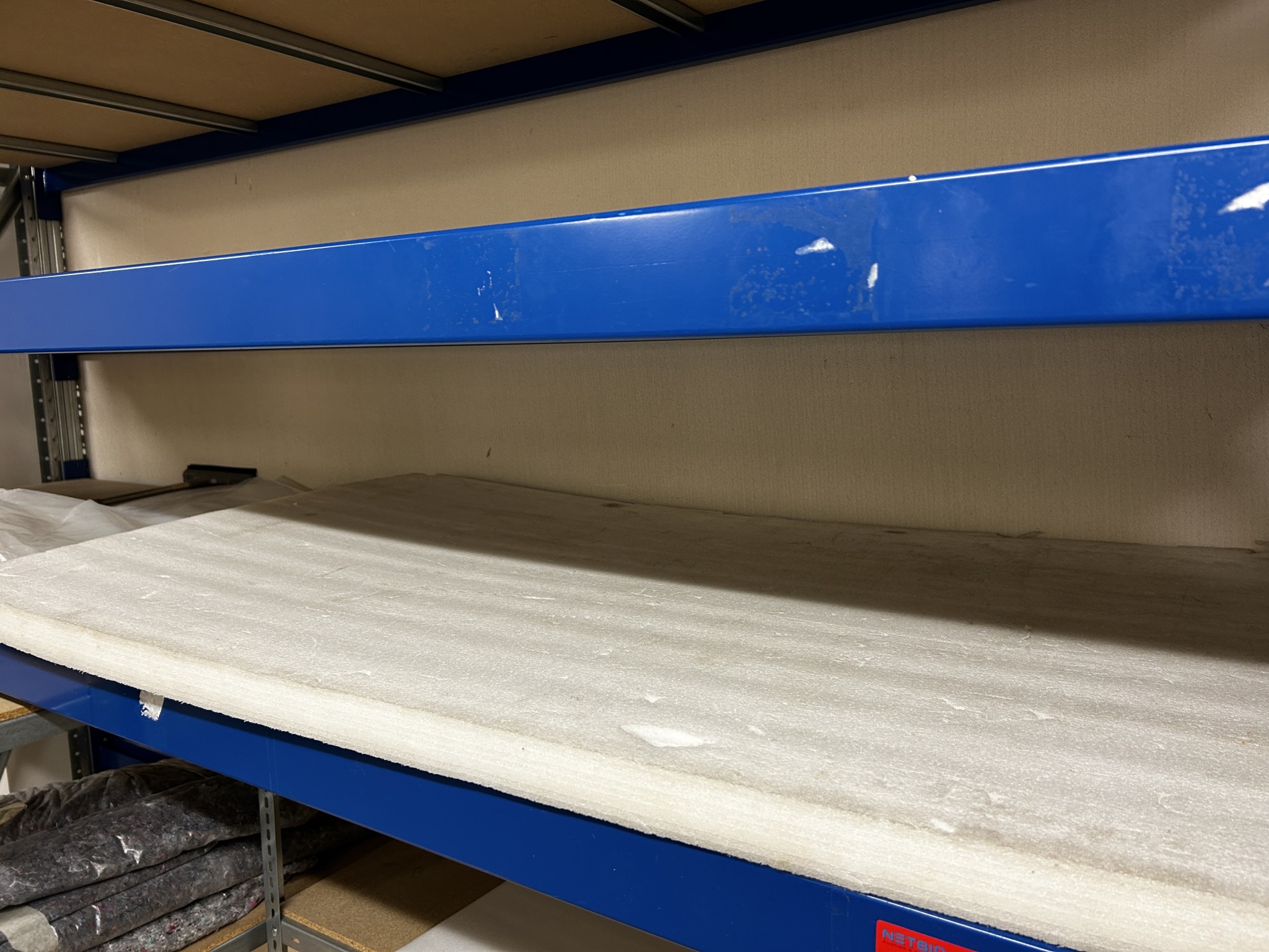 gepflegte, hochwertige Medientechnik sowie Büroausstattung-5