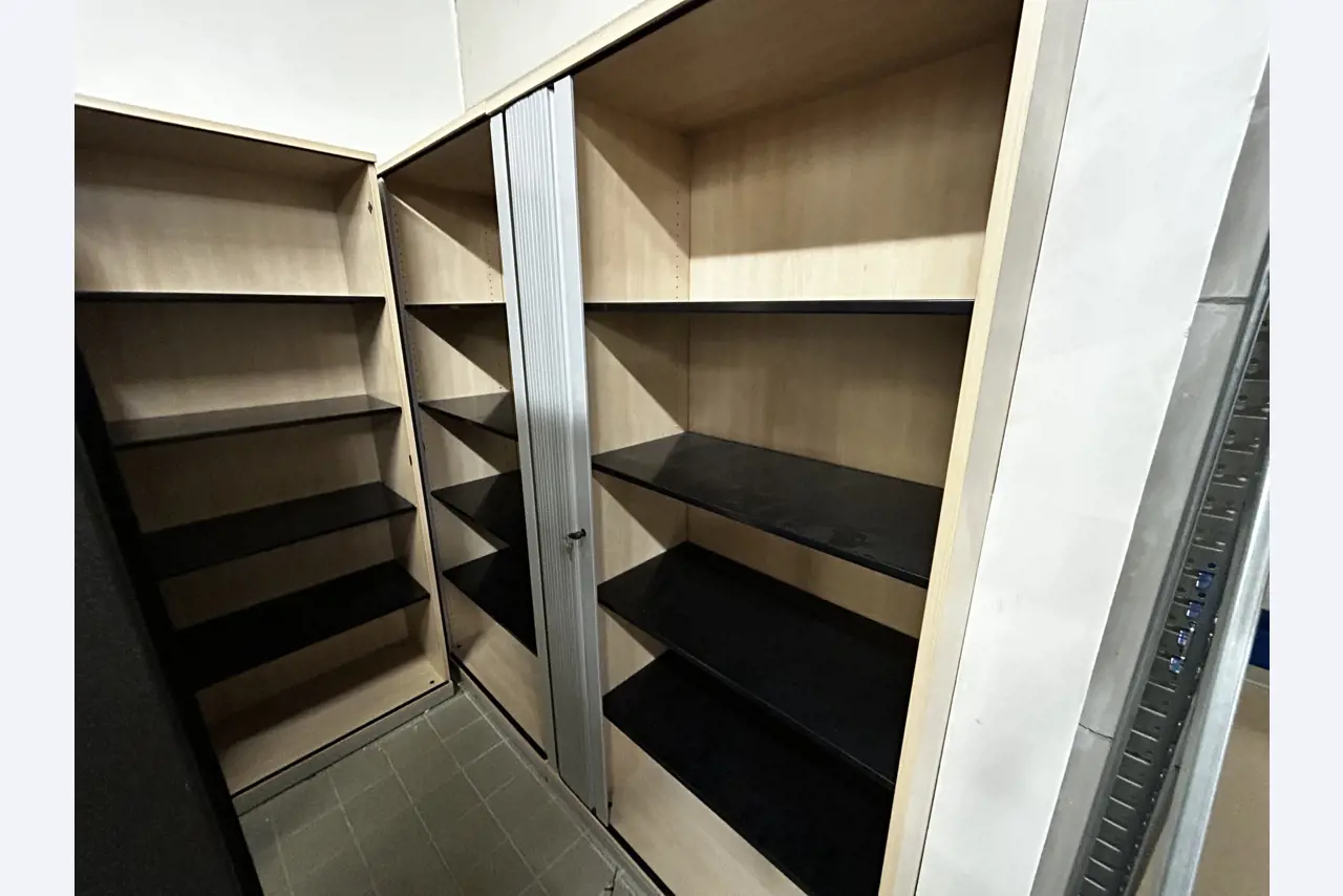 gepflegte, hochwertige Medientechnik sowie Büroausstattung-2