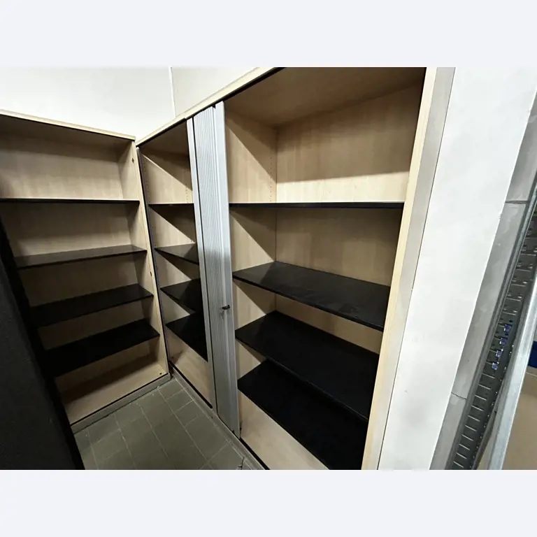 gepflegte, hochwertige Medientechnik sowie Büroausstattung-2