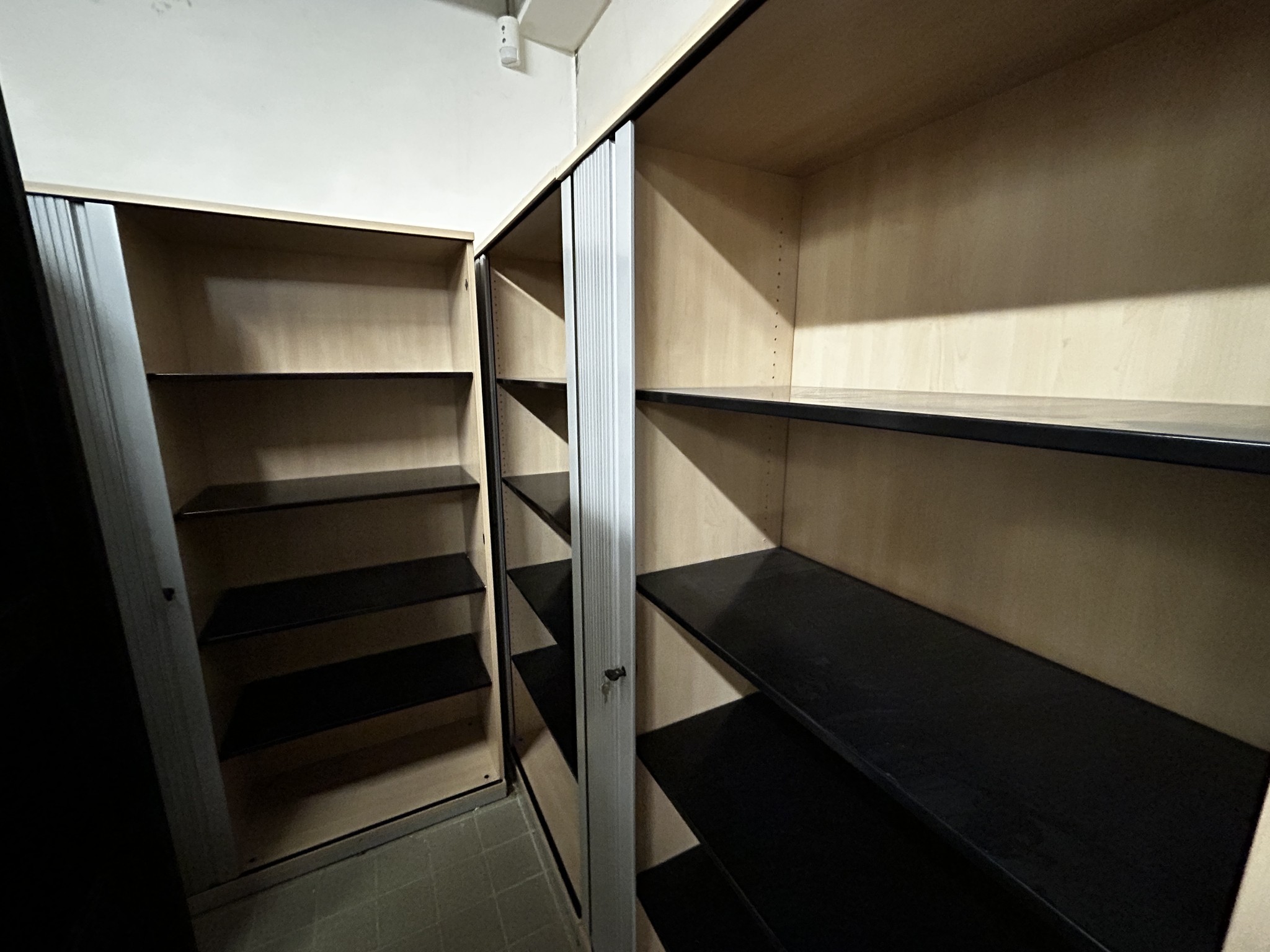 gepflegte, hochwertige Medientechnik sowie Büroausstattung-1