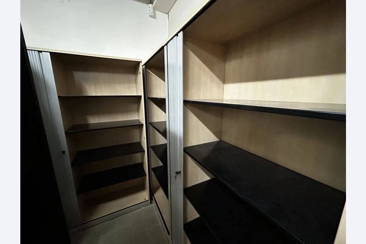 gepflegte, hochwertige Medientechnik sowie Büroausstattung-1