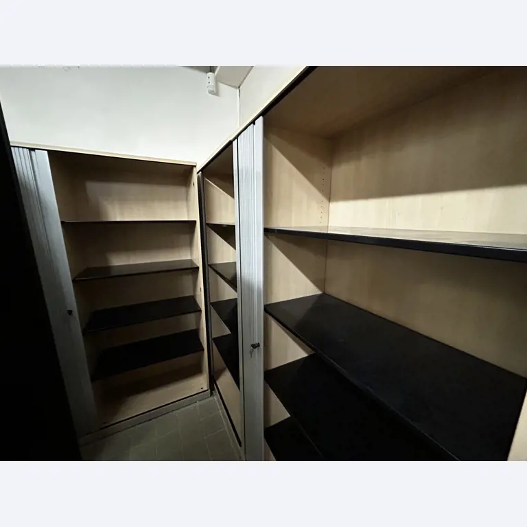 gepflegte, hochwertige Medientechnik sowie Büroausstattung-1